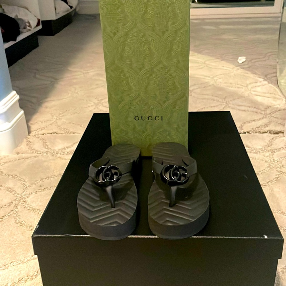 Brand new in the box Guuci Pascar black Flip Flops size 35 Wedge style